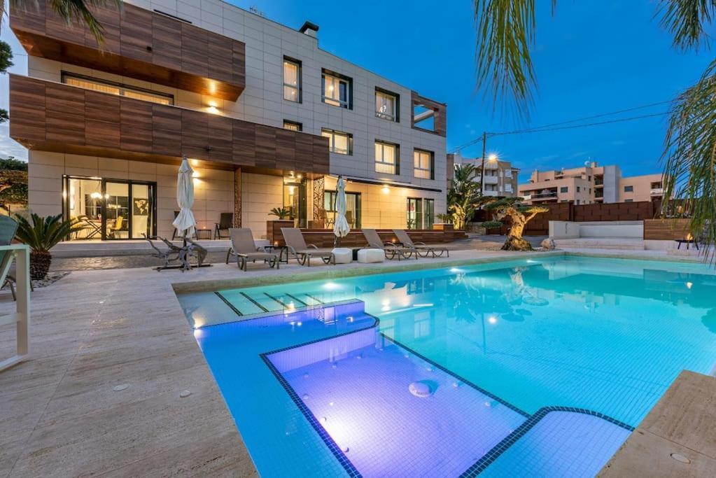 Lusso E Relax Con Piscina A 2 Minuti Dal Mare Lägenhet Miami Playa Exteriör bild